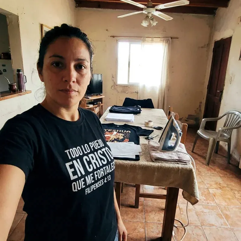 Remera estampada con un versículo de Filipenses