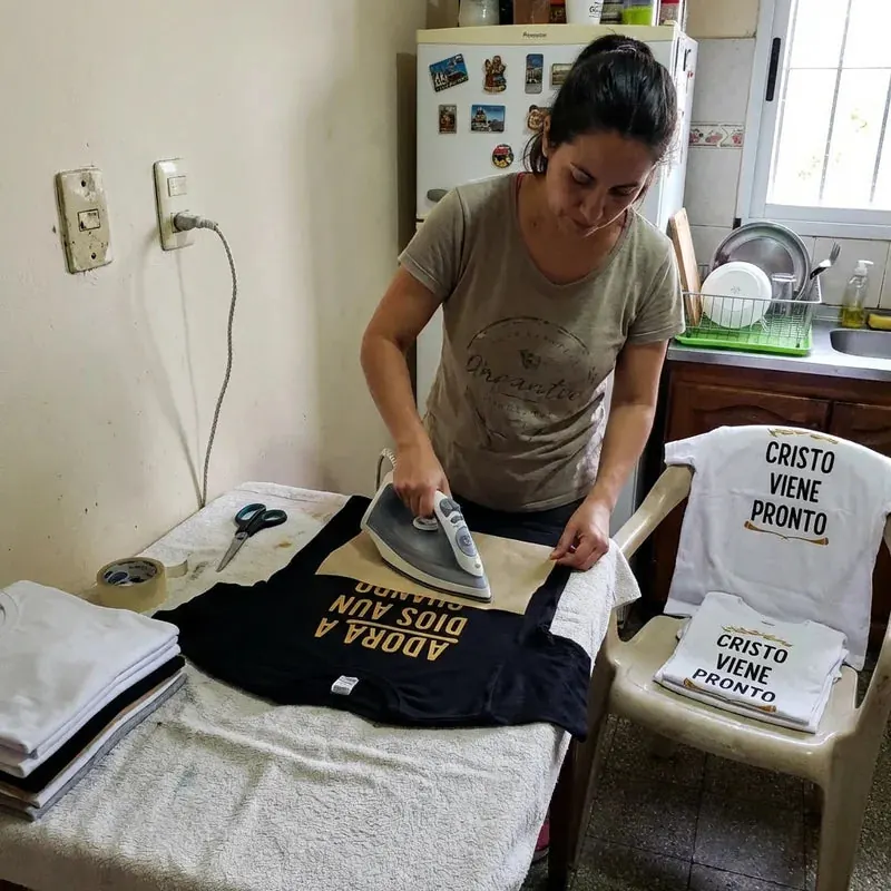 Remeras ya estampadas apoyadas sobre una silla